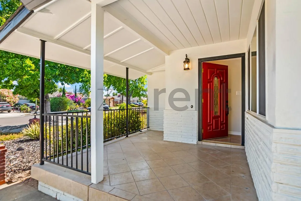 3 bed, 1373 sqft, $4,650 — Photo 3