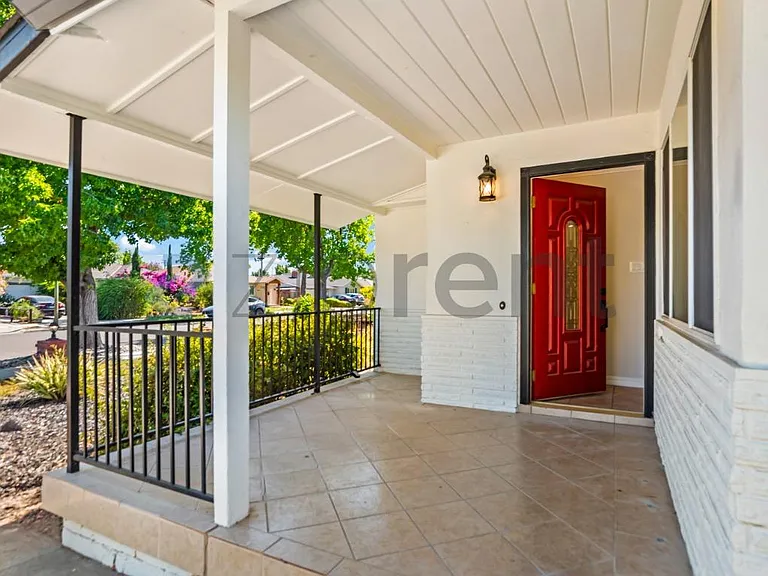 1443 Jeffery Ave — Photo 3