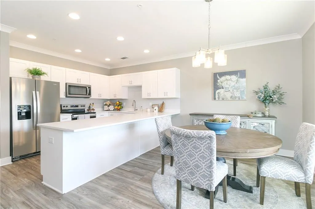 2 bed, 2.0 bath, 38550 sqft, $2,795 — Photo 4