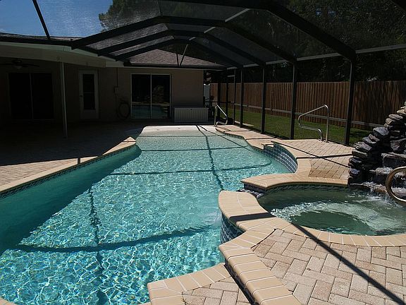 WALK-IN POOL W/JACUZZI