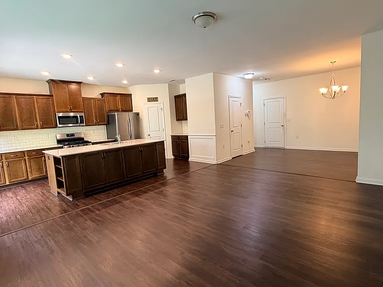 1113 Epiphany Rd — Photo 9
