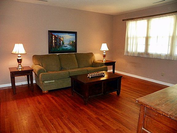 4th image of 810 Twin Lakes Dr