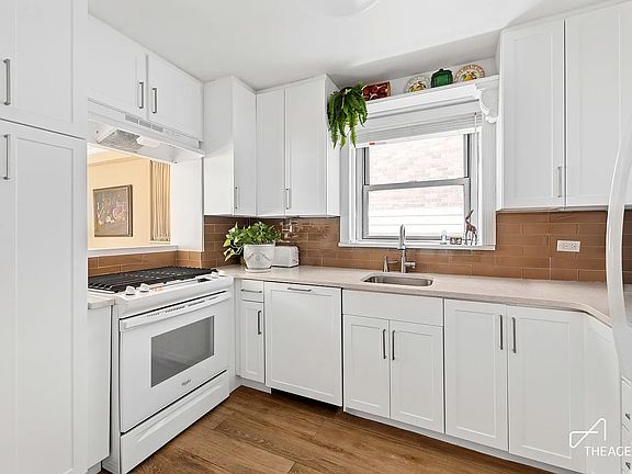 4th image of 360 E 72nd St APT A705