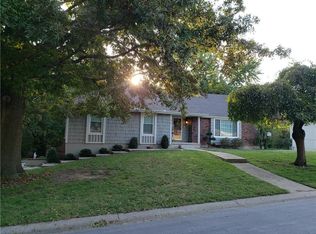 1019 SW Lakeview Blvd, Lees Summit, MO 64081