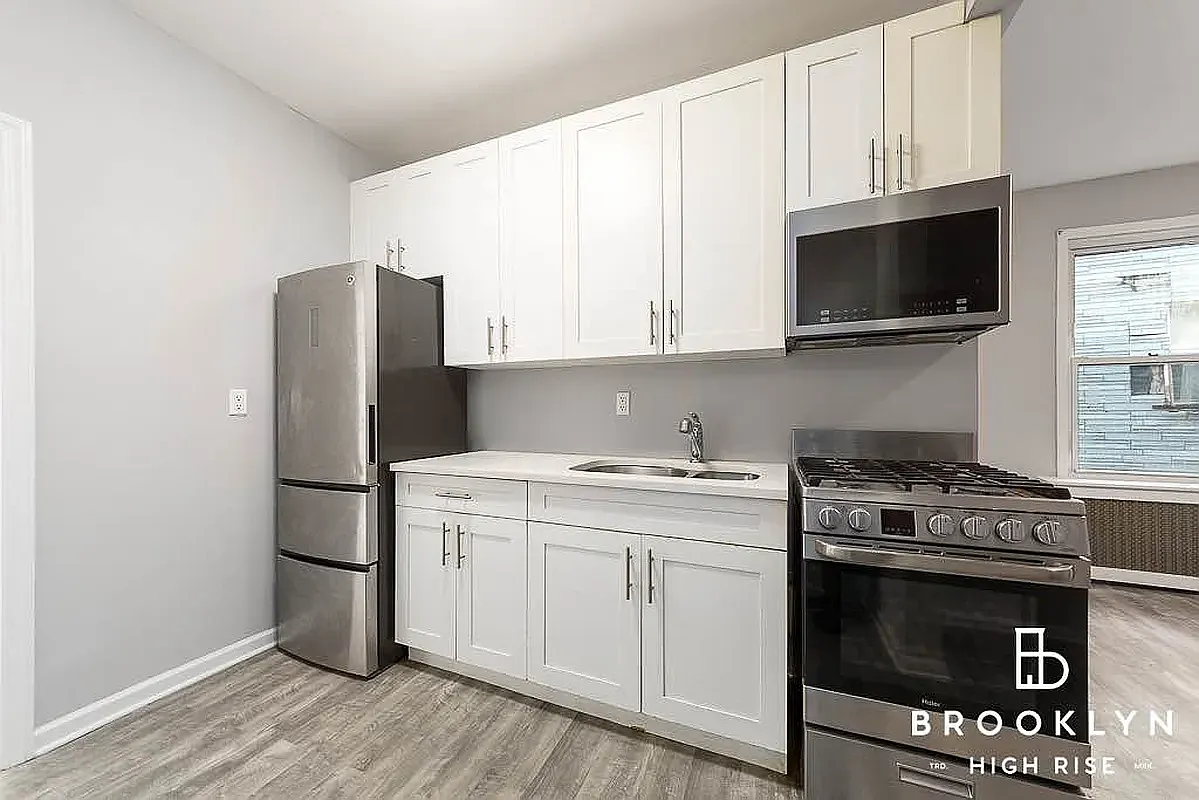 Building Photo - 324 E 9th St #1B