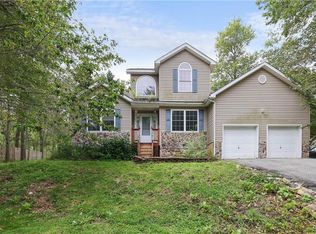 1124 Kensington Dr, Tobyhanna, PA 18466