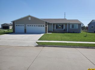 900 Sun Ridge Ct, Beatrice, NE 68310