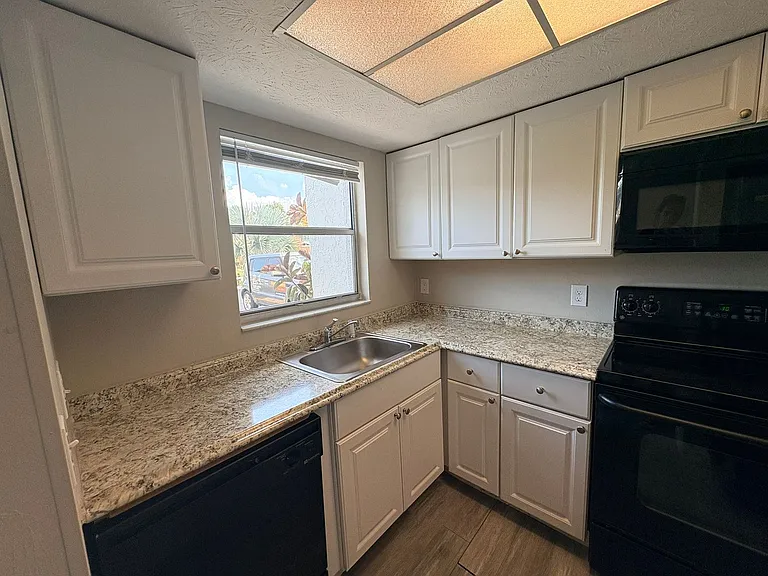 1123 SW 48th Ter #104 — Photo 3