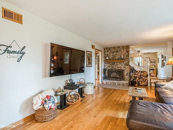 4th image of 1080 Cardinal Dr