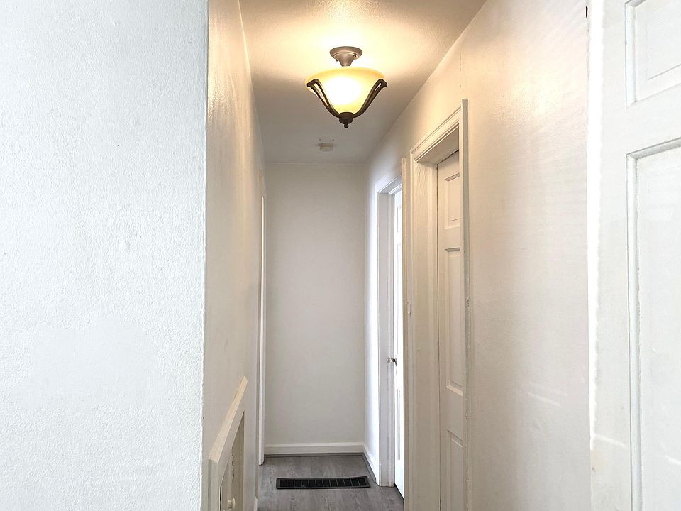 Hallway to bedrooms