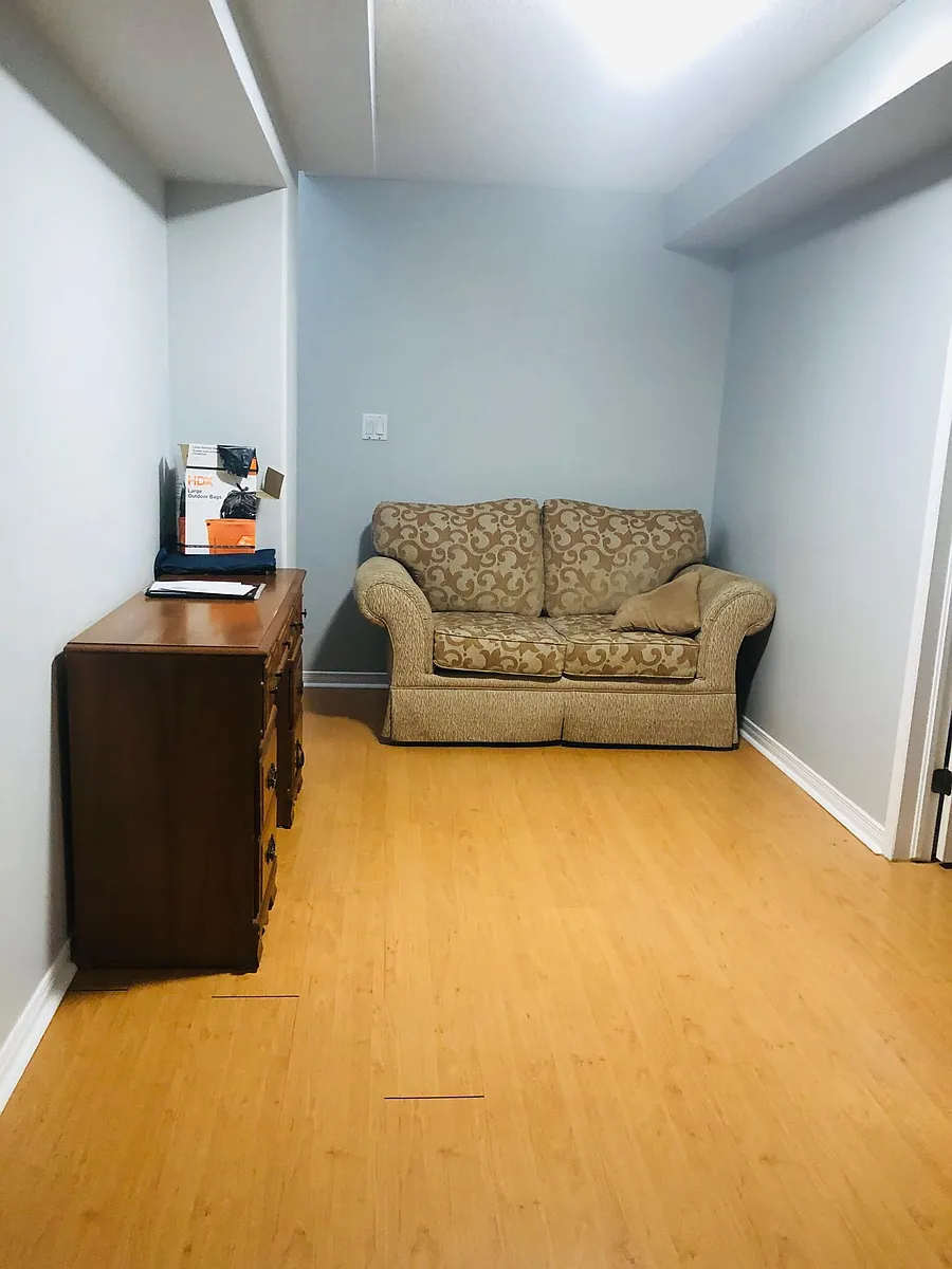 Building Photo - 456 Weston Cres #1