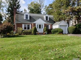 165 Greenway W, New Hyde Park, NY 11040