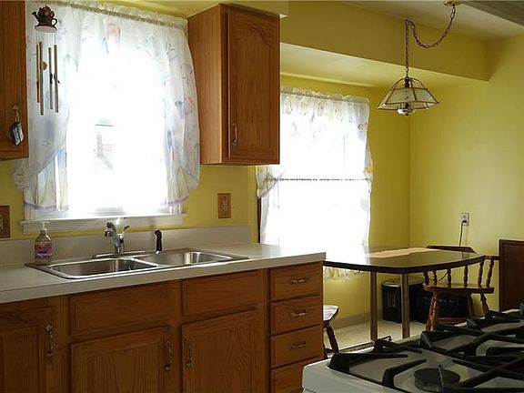 3rd image of 2819 Silverdale Ave