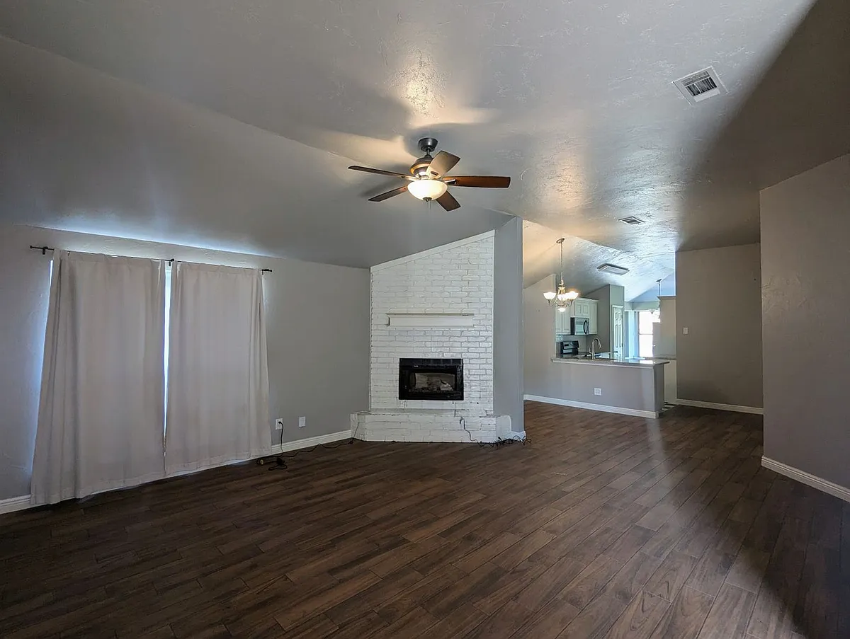 Building Photo - 1005 Valley Ct