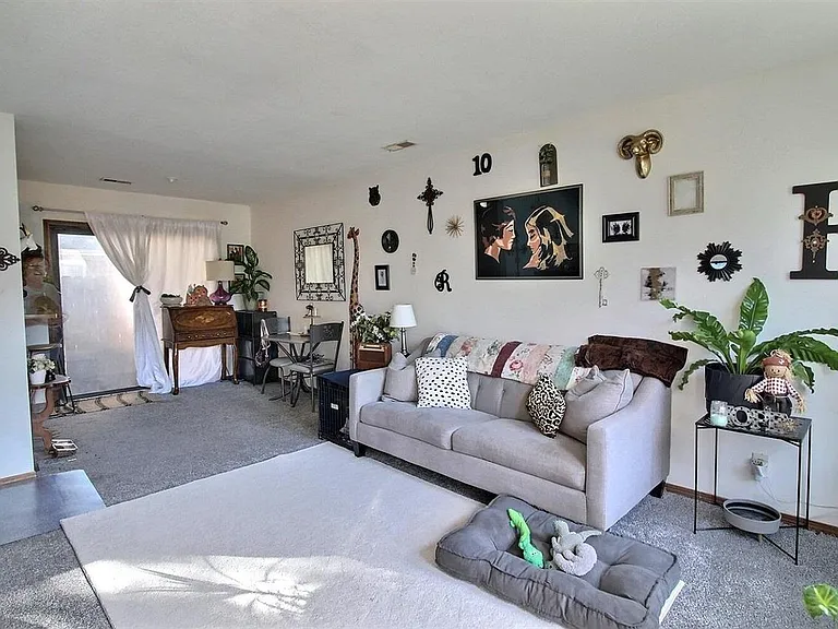 212 W Sarah Ln — Photo 2
