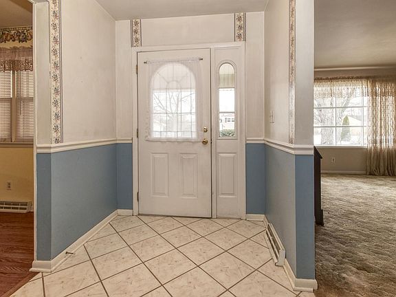 3rd image of 304 Robin Hill Dr