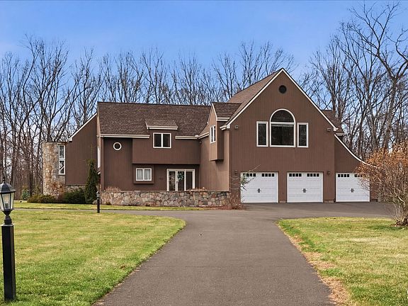 4th image of 28 East Ridge Court