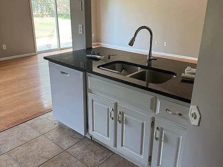 2400 SW Stowe Dr — Photo 8