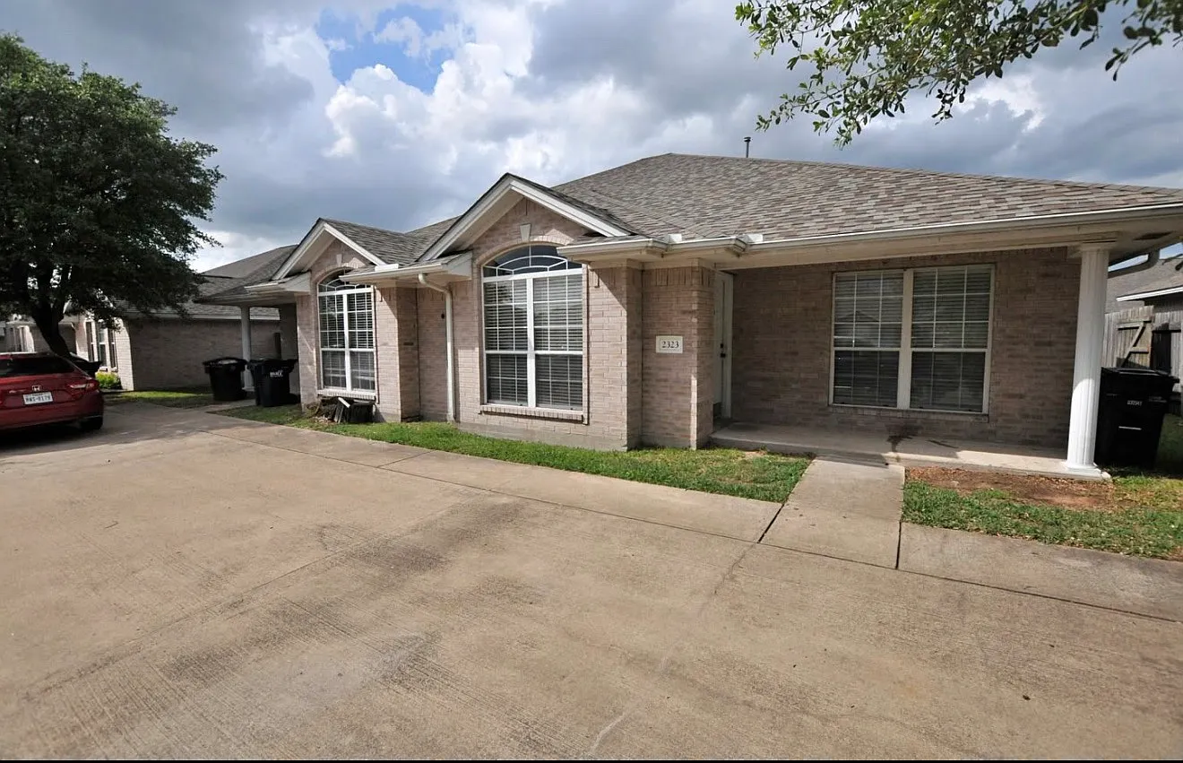 3 bed, 2.5 bath, 1362 sqft, $1,450 — Photo 2