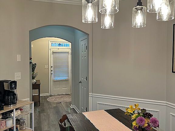 Dining room to entryway