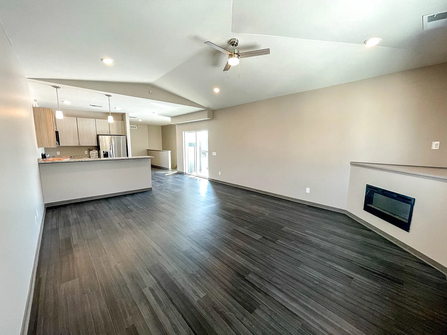 1 bed, 898 sqft, $1,365 — Photo 3