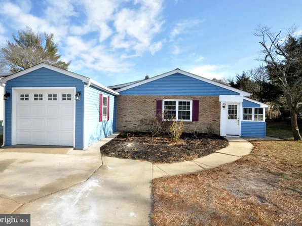 60 Huntington Dr, Southampton, NJ 08088