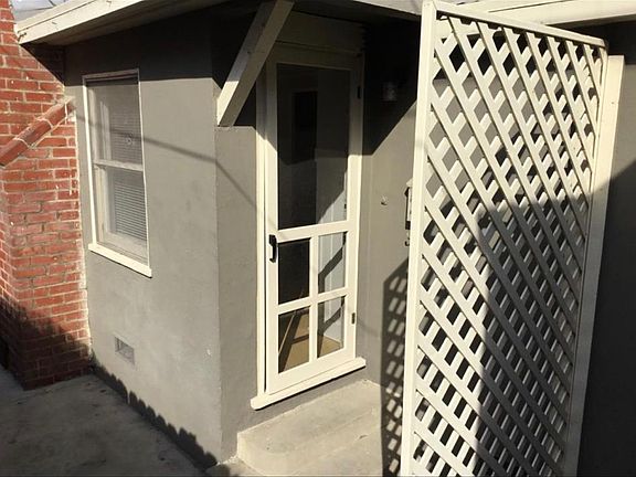 Front entrance to Unit B.