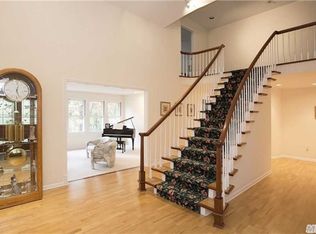 1 Flax Pond Woods Rd, Setauket, NY 11733