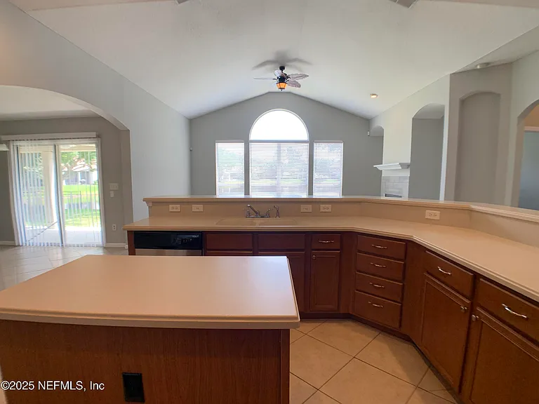 1213 Harbour Town Dr — Photo 17