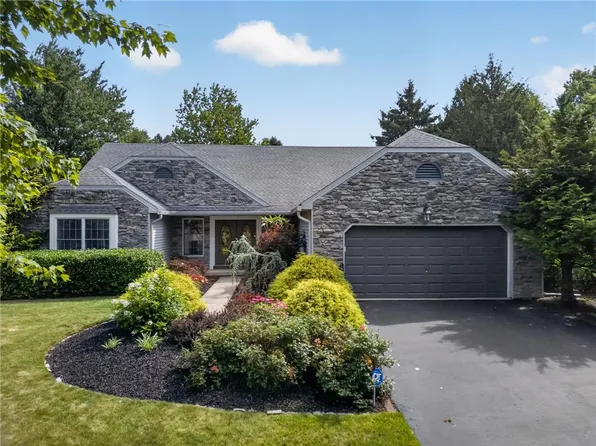 1665 Lamplighter Dr, Macungie, PA 18062