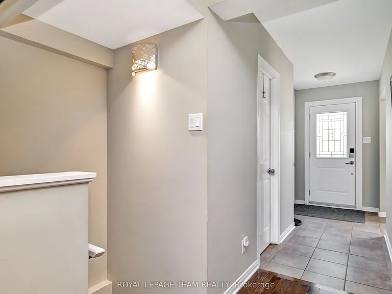 53 Thornbury Cres — Photo 3