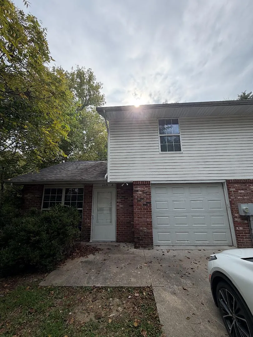 409 Hutton Dr - A — Photo 2