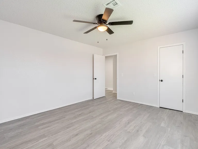 11715 N Francis Ave — Photo 18