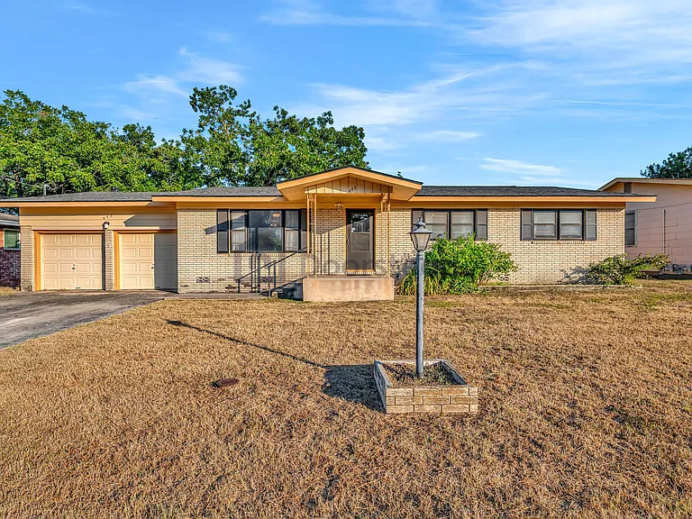 445 Granada Dr — Photo 7