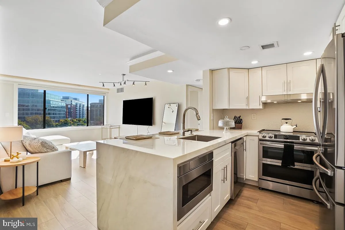 3 Washington Cir NW APT 602 photo 1