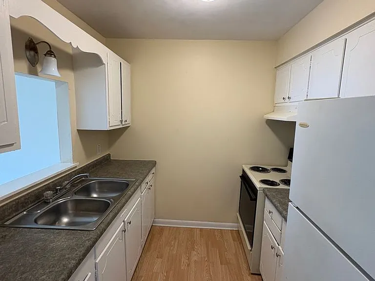 1116 Irving Ave — Photo 2