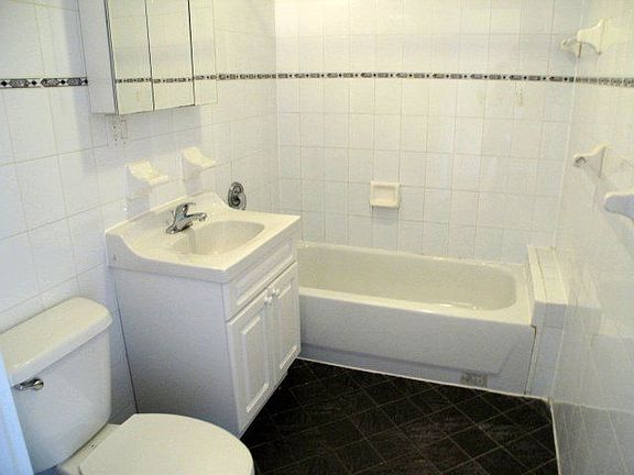 3rd image of 2804 31st St APT 6A