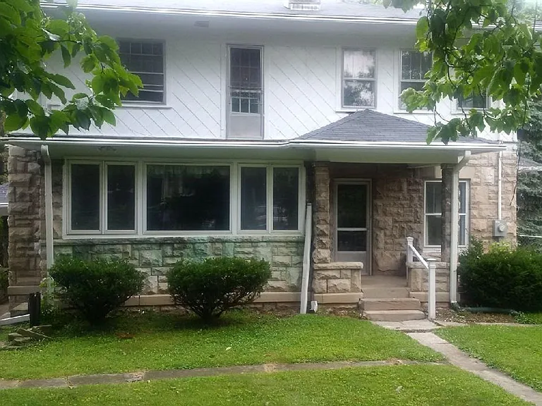 324 E 2nd St — Photo 17