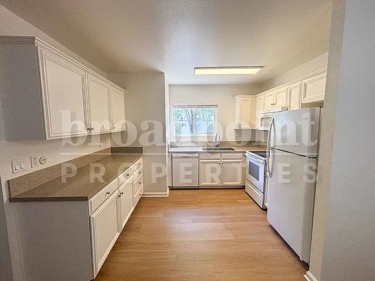 2536 White Oak Pl #2 — Photo 7