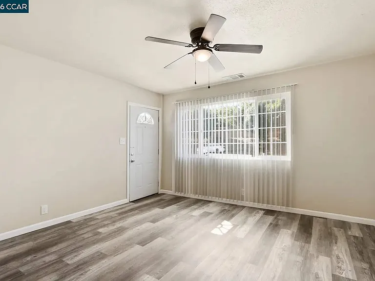 2225 E Myrtle St — Photo 17