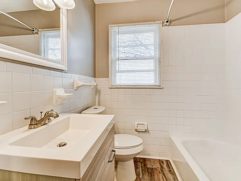 767169_025_main_bathroom_13500637.jpg