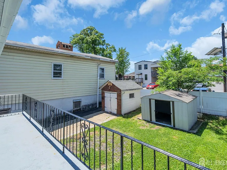 287 E Smith St — Photo 43