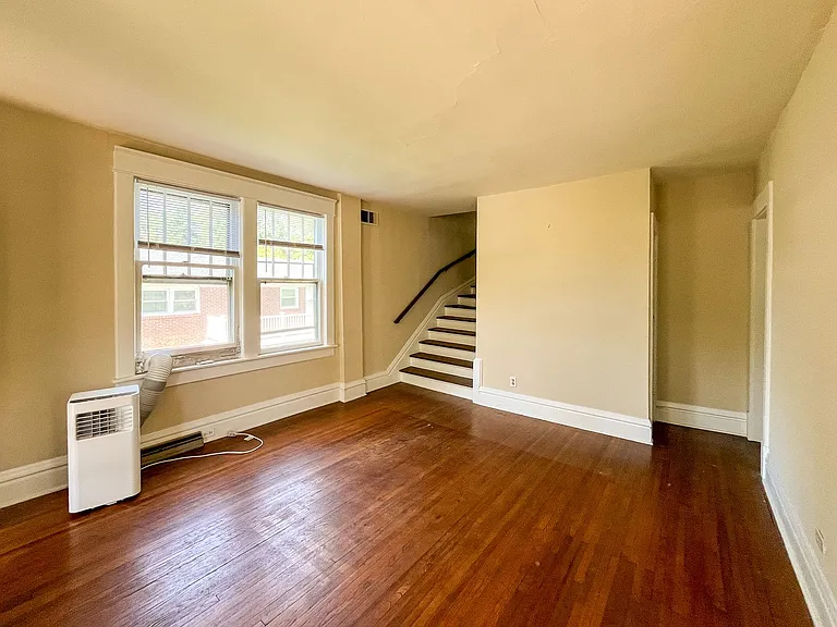 2104 Hill St — Photo 4