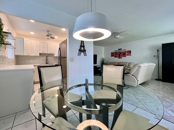 2nd image of 372 Chatham S