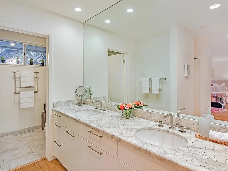 1211 E Valley Rd — Photo 24