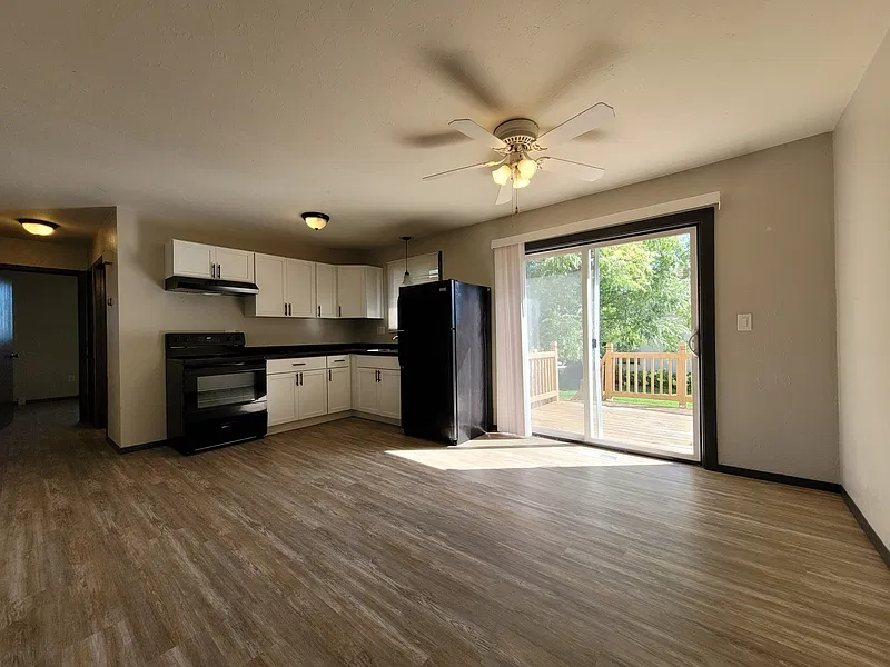 3 bed, 2.0 bath, 1404 sqft, $1,795 — Photo 3