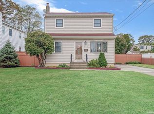263 N Fulton Ave, Lindenhurst, NY 11757