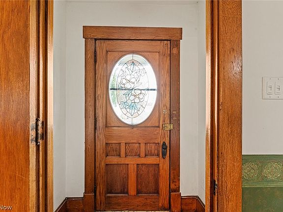 3rd image of 406 E Herrick Ave