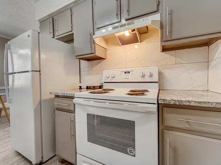 717 Ventura South Apartments — Photo 14