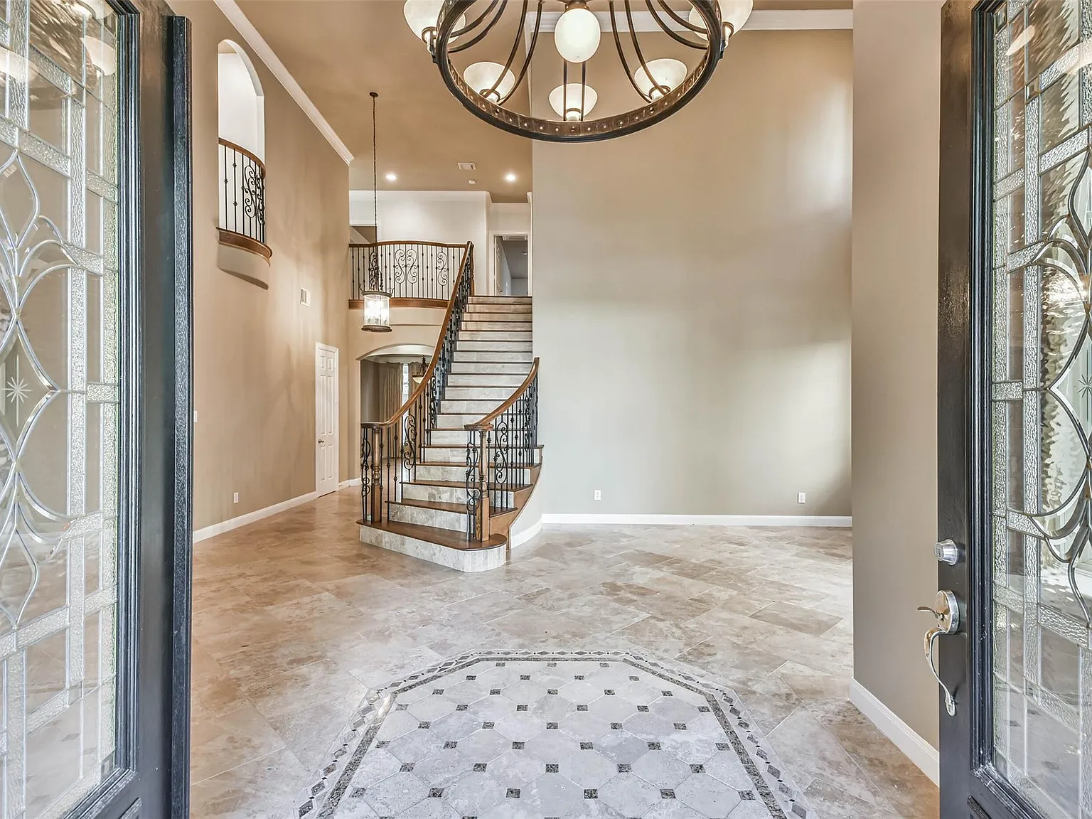 6 bed, 5.5 bath, 5887 sqft, $9,000 — Photo 3